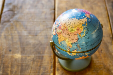 地球儀には「真ん中の国」がない。