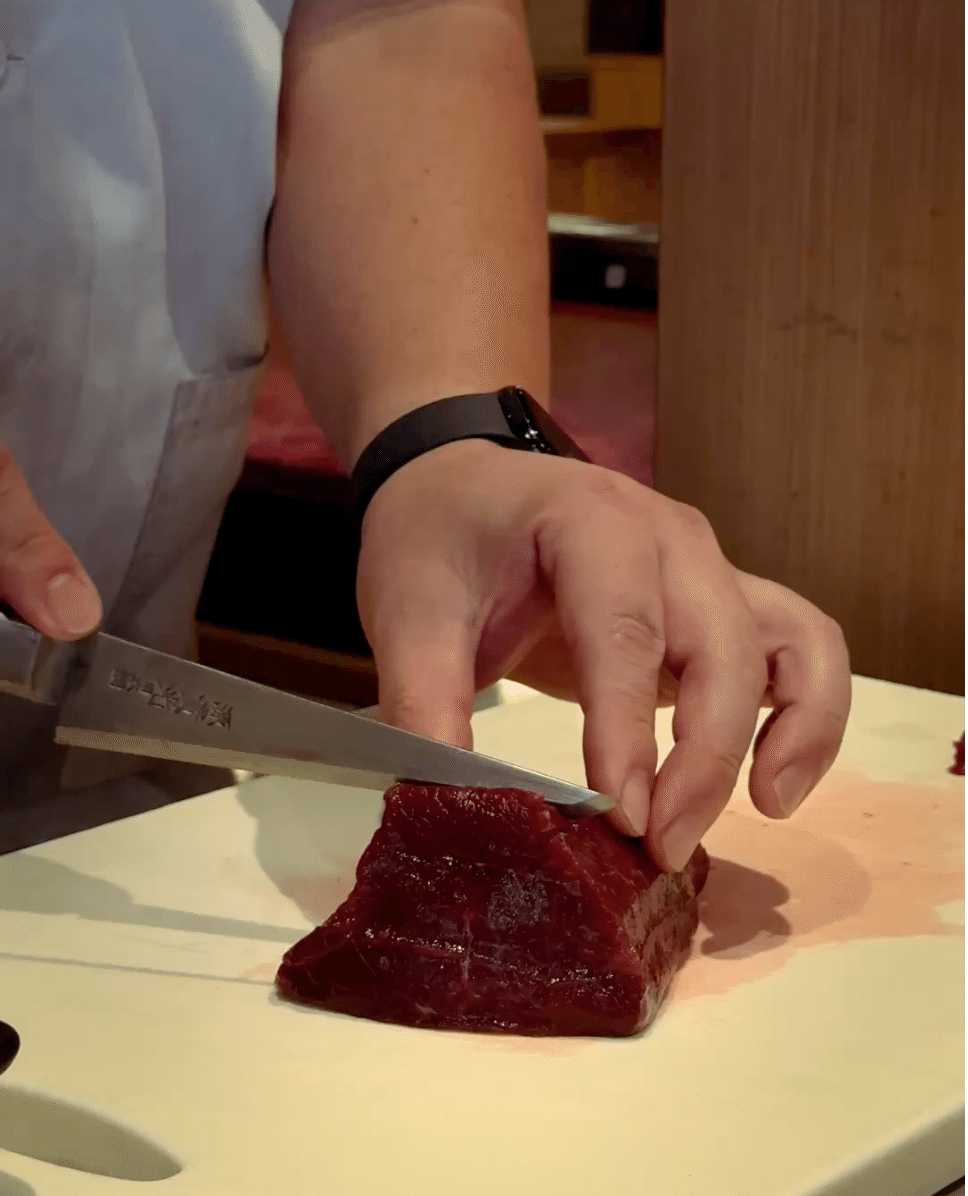 山恵の鹿肉ブロックを包丁で切り分ける様子