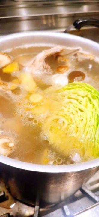 鶏ガラから炊く鶏白湯のスープ